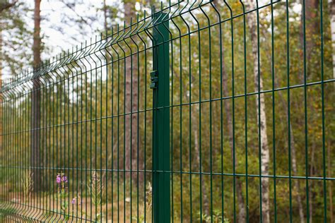 Защита забора: установка сетки или ленты на верхнюю часть