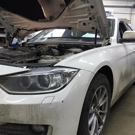 Как определить идентификационный код двигателя на автомобиле BMW F30 с помощью поднятия капота
