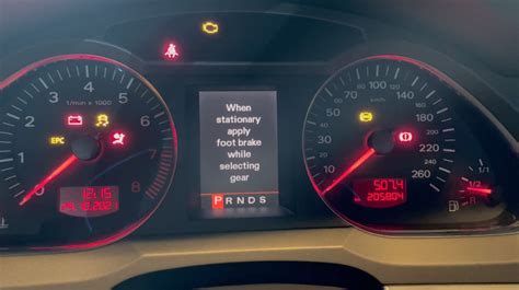 Как самостоятельно заменить батарею в автомобиле Audi A6 С8