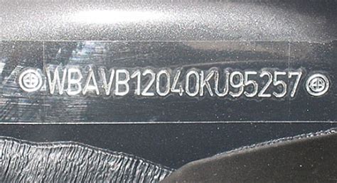 Местоположение идентификационного кода на кузове автомобиля Land Rover Discovery 2