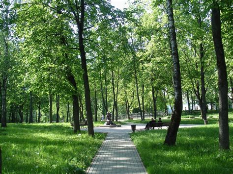 Парки и скверы с общедоступными электрическими розетками