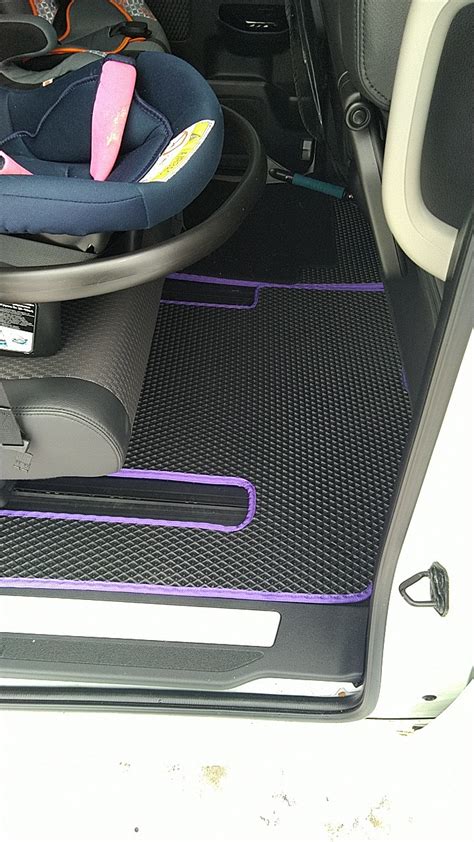 Поиск маркировки двигателя на правой стороне автомобиля Honda Stepwgn