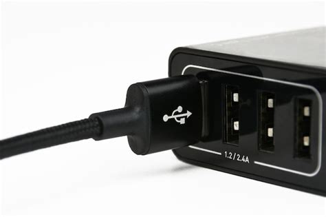 Различия между подключением к розетке и USB-порту при зарядке телефона