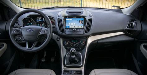 Размещение электронного компонента управления в автомобиле Ford Kuga второго поколения