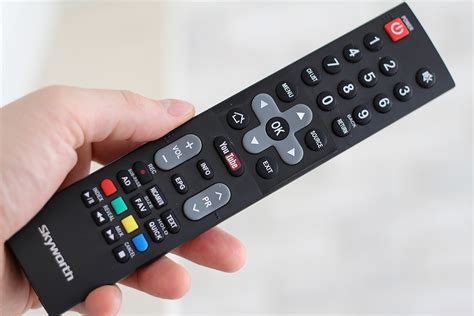 Расположение кнопки "Домашняя" на управляющем девайсе телевизора от Samsung