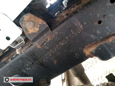 Расположение кодового идентификатора двигателя на автомобиле Toyota Hilux: основные местонахождения
